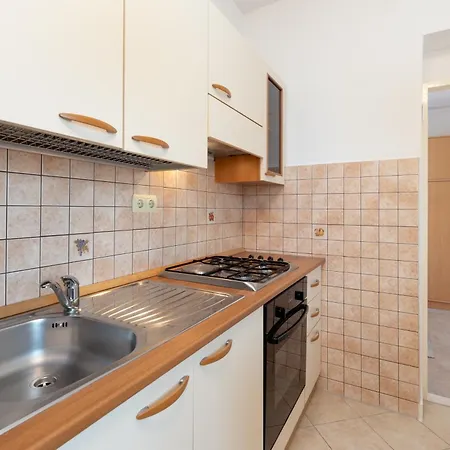 Apartment By The Sea - 24405